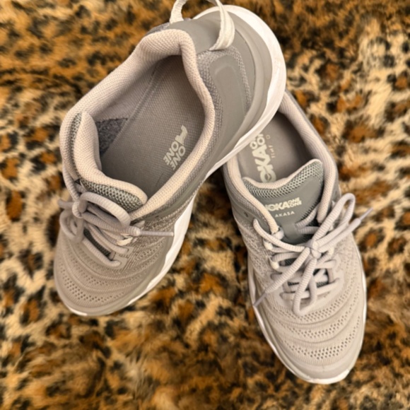 HOKA one one Akasa in Women’s size is 6.5 - Picture 3 of 14